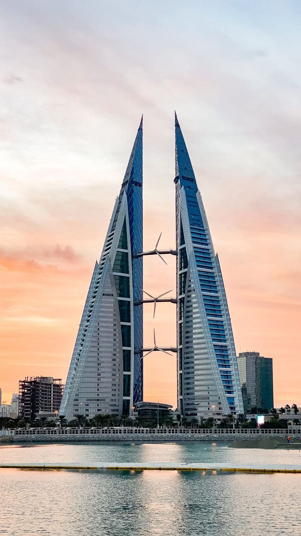 برجا مركز البحرين التجاري العالمي في المنامة عند الغروب